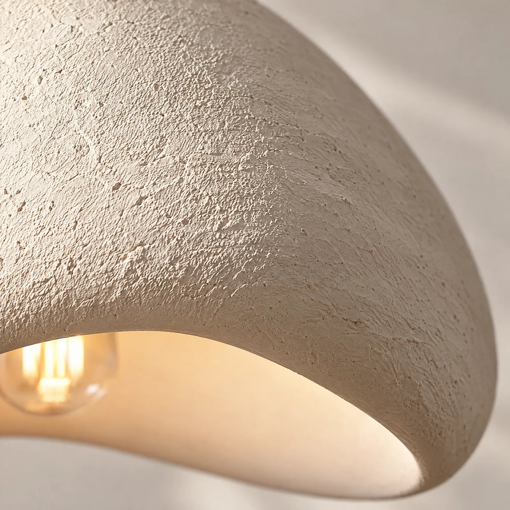Détail de la texture minérale blanc cassé de la suspension Hiro