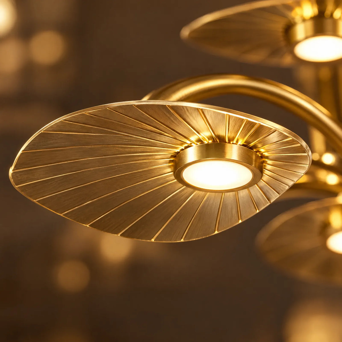 Détail d'une feuille de lotus dorée et de sa LED allumée, plafonnier Lina