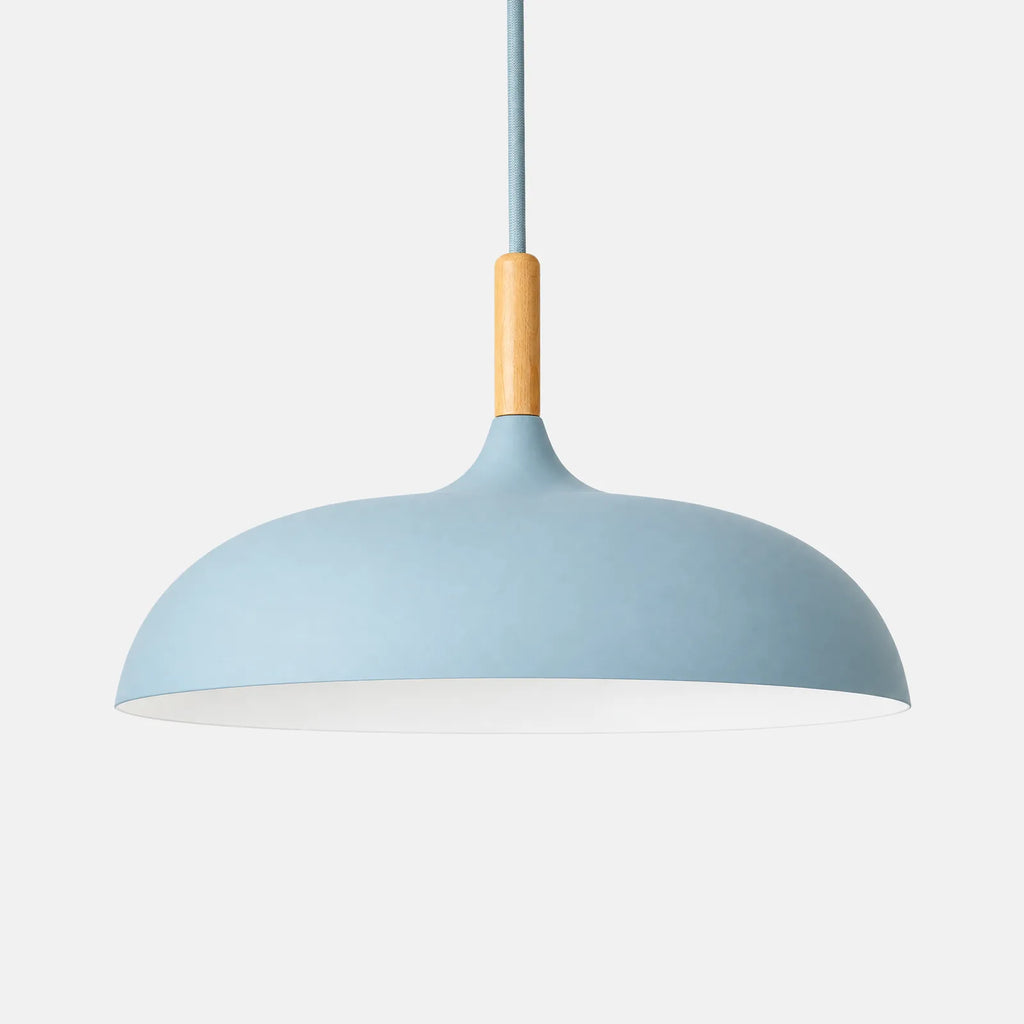 Plafonnier suspendu design Rico bleu ciel, dôme en aluminium et col en bois, sur fond uni