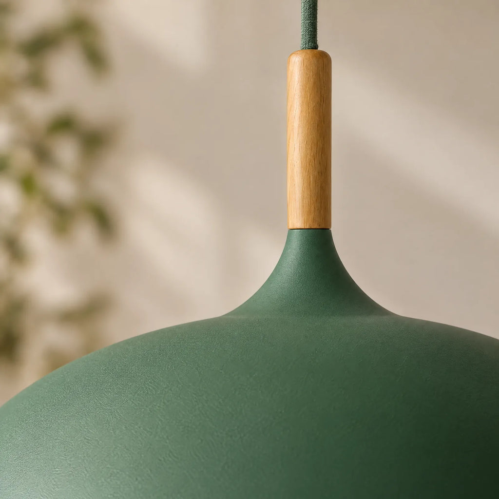 Détail du col en bois naturel et du dôme vert de la suspension Rico
