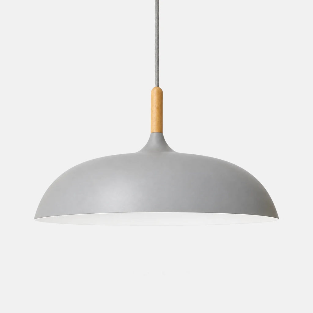 Plafonnier suspendu design Rico gris, dôme en aluminium et col en bois, sur fond uni
