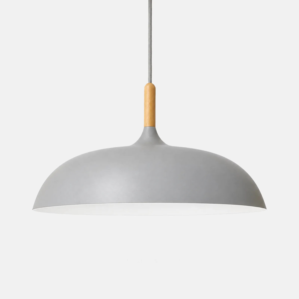 Plafonnier suspendu design Rico gris, dôme en aluminium et col en bois, sur fond uni