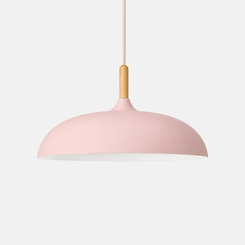 Plafonnier suspendu design Rico rose, dôme en aluminium et col en bois, sur fond uni