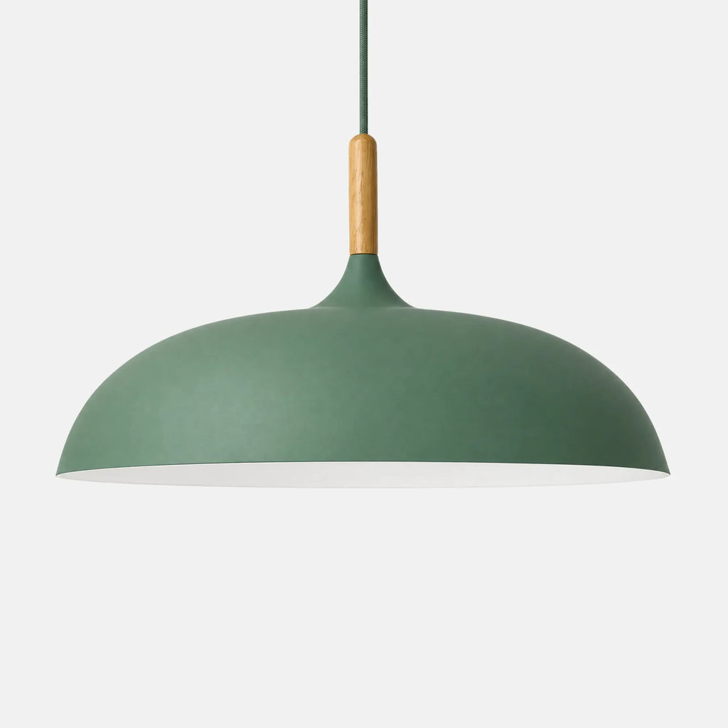 Plafonnier suspendu design Rico vert sauge, dôme en aluminium et col en bois, sur fond uni