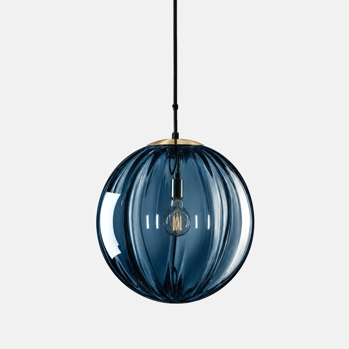 Suspension boule verre Tara bleue, globe en verre côtelé soufflé, photo sur fond uni