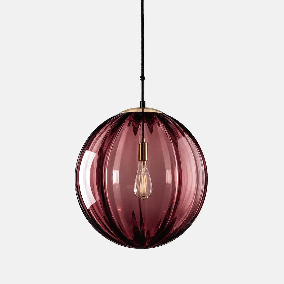 Suspension boule verre Tara rouge prune, globe en verre côtelé soufflé, photo sur fond uni