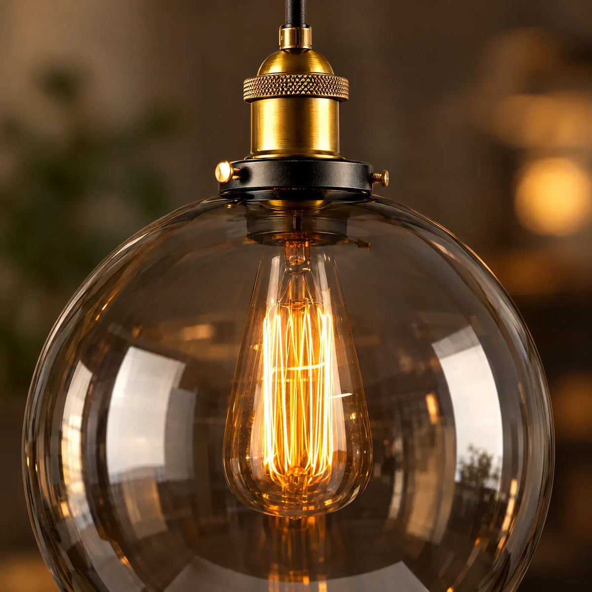Détail de la douille vintage en laiton et de l'ampoule à filament de la suspension Mora