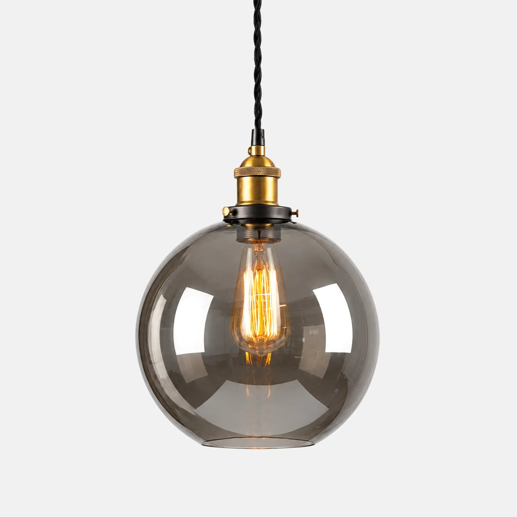 Suspension boule en verre vintage Mora, verre fumé et douille laiton, sur fond uni