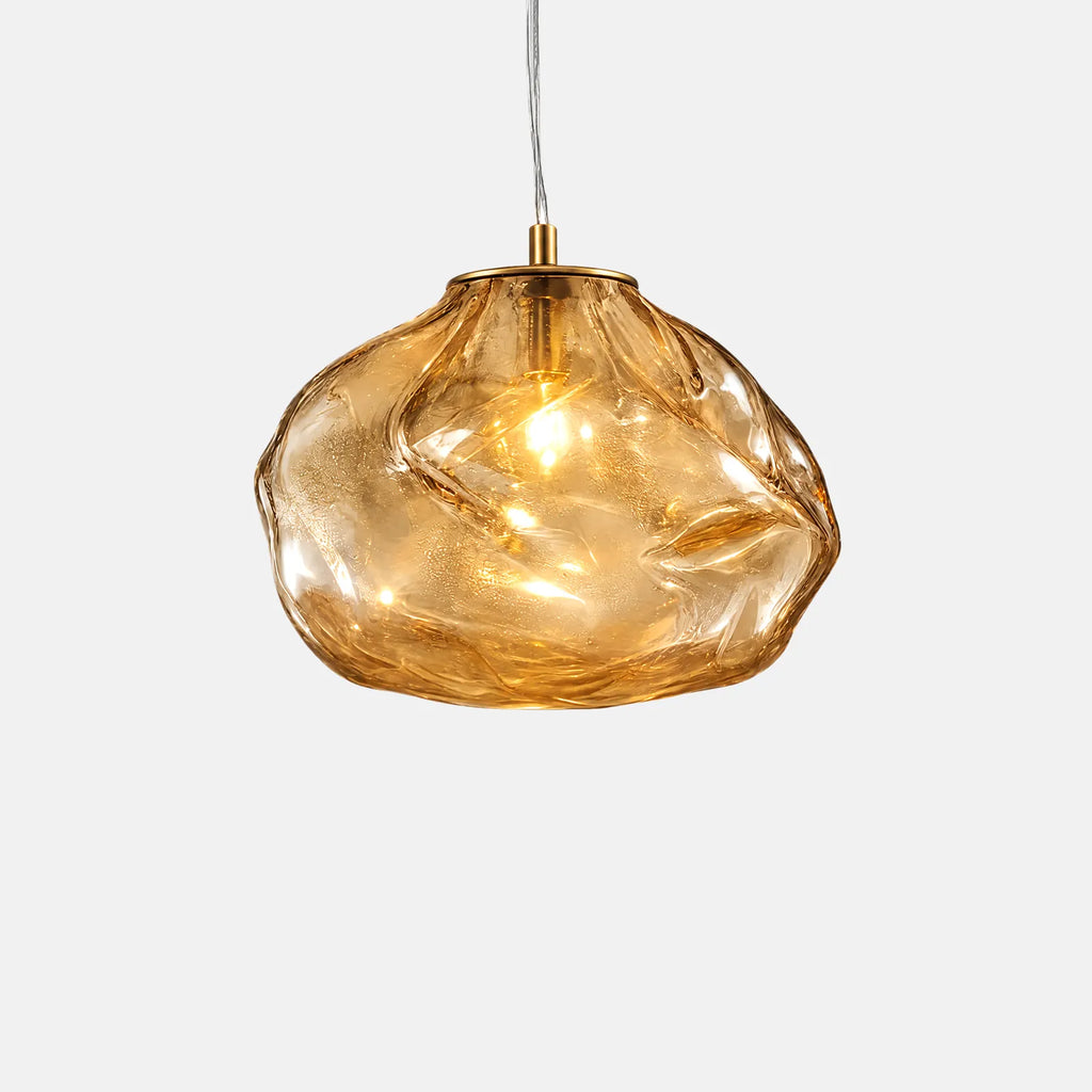 Suspension design nuage Luna en verre soufflé ambré, sur fond uni