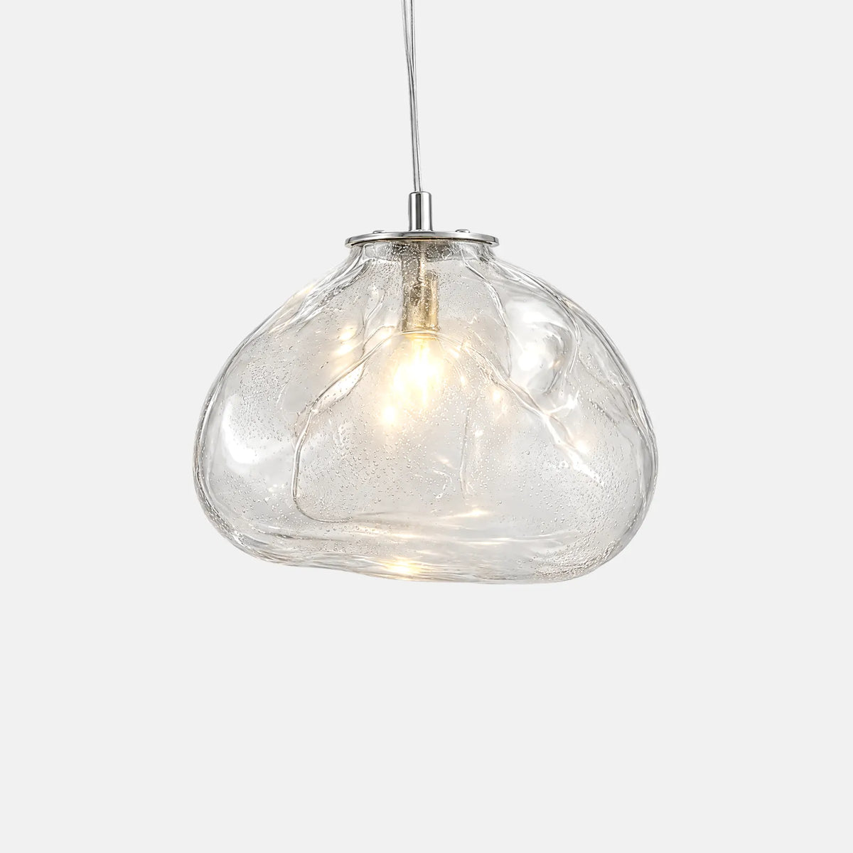 Suspension design nuage Luna en verre soufflé transparent bullé, sur fond uni