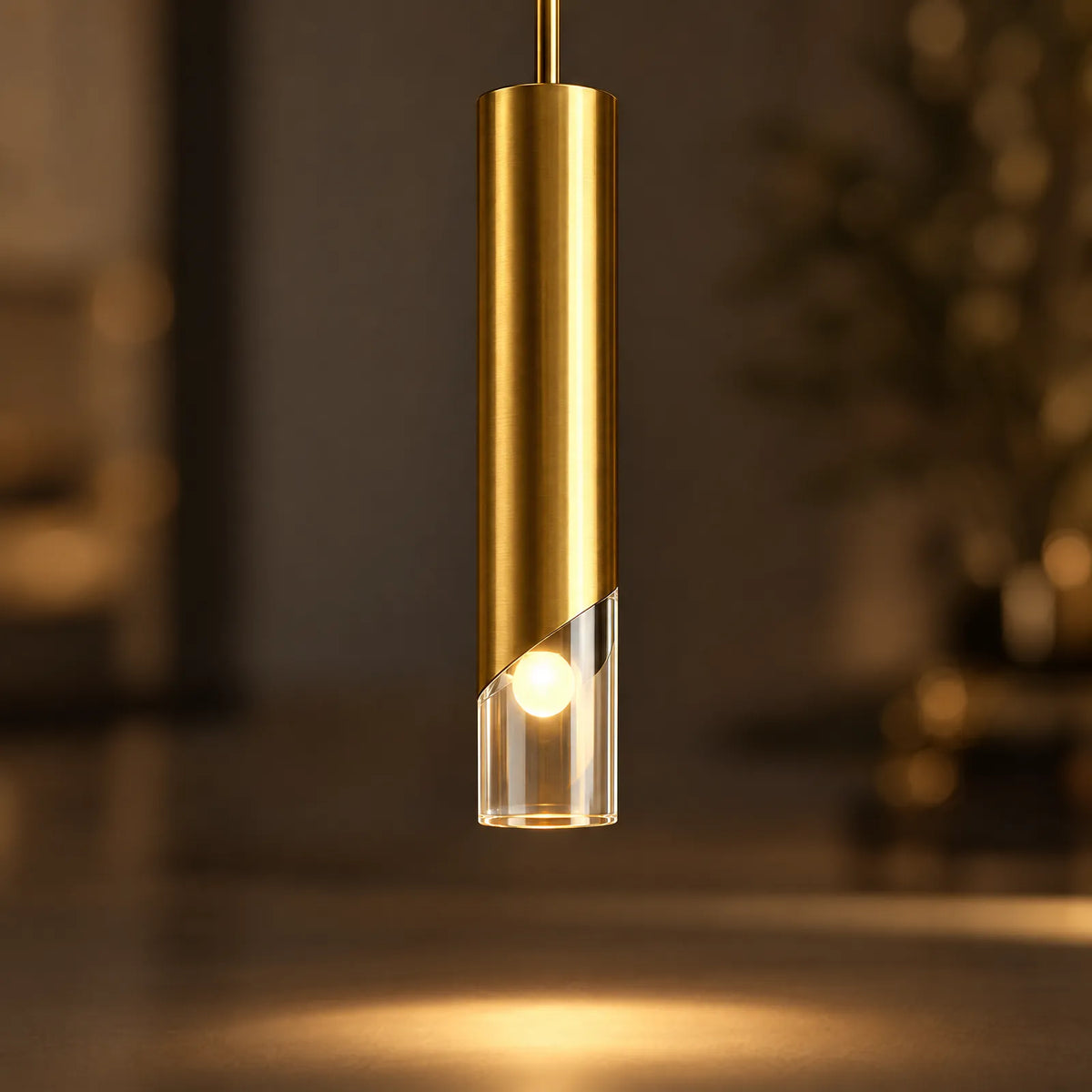 Détail de la coupe biseautée et de l'embout en verre allumé de la suspension Luma dorée