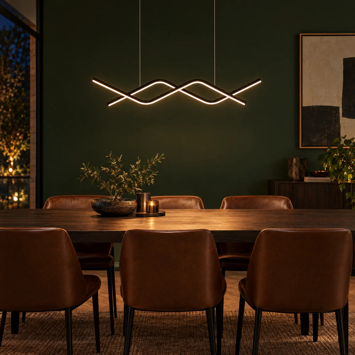 Suspension LED Ulis noire allumée au-dessus d'une table à manger en bois