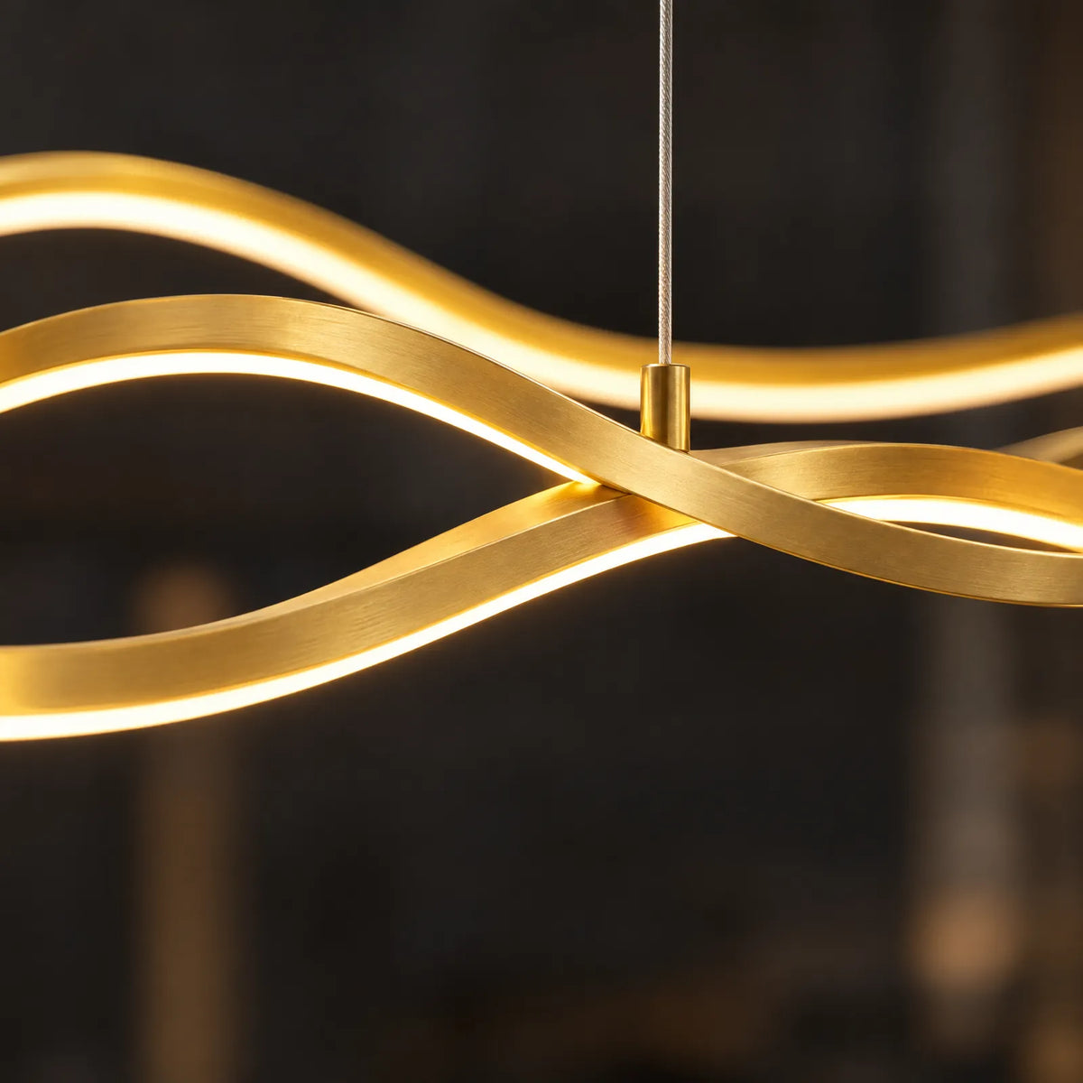 Détail des vagues en aluminium doré et du ruban LED de la suspension Arbra