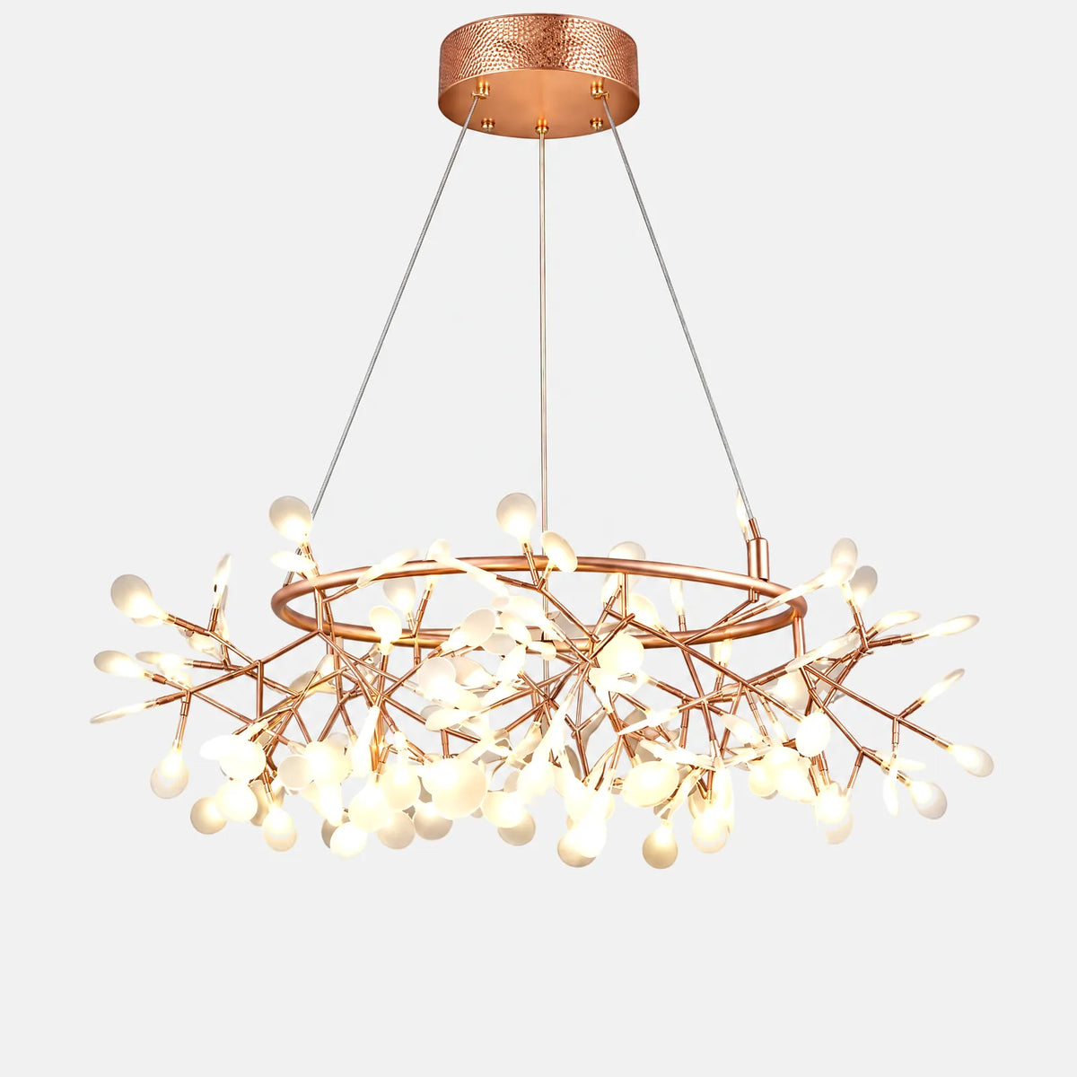 Suspension luciole Luka, anneau or rose et branches à LED, sur fond uni