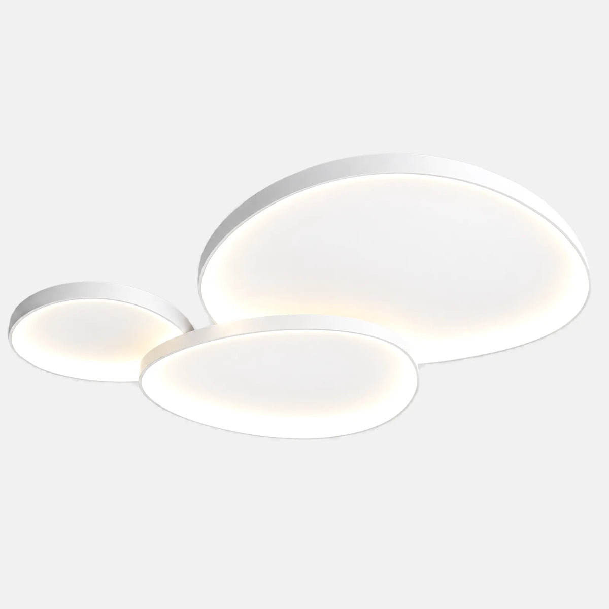 Plafonnier nuage LED Nuveo blanc 90 cm, trois galets lumineux, sur fond uni