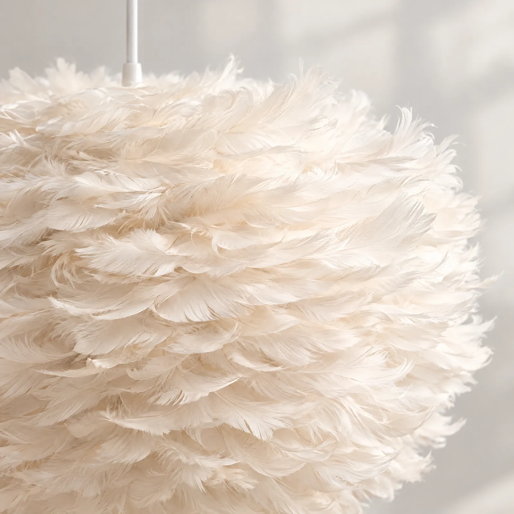 Détail des plumes blanches de la suspension Blank