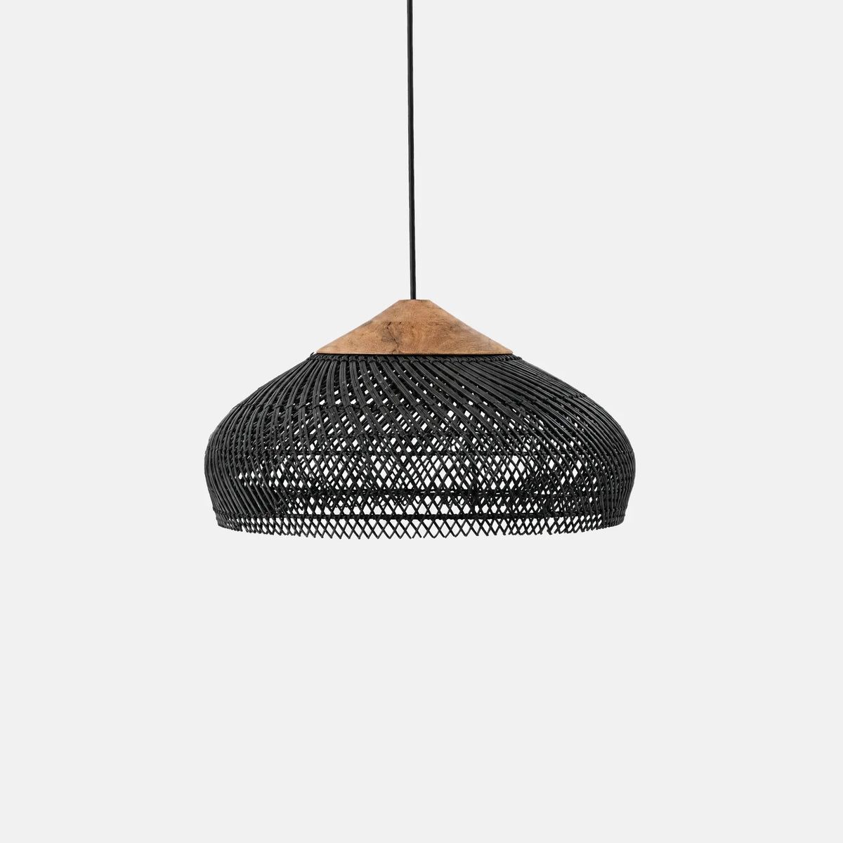 Suspension en rotin noir Astra, dôme tressé et chapeau en bois, sur fond uni