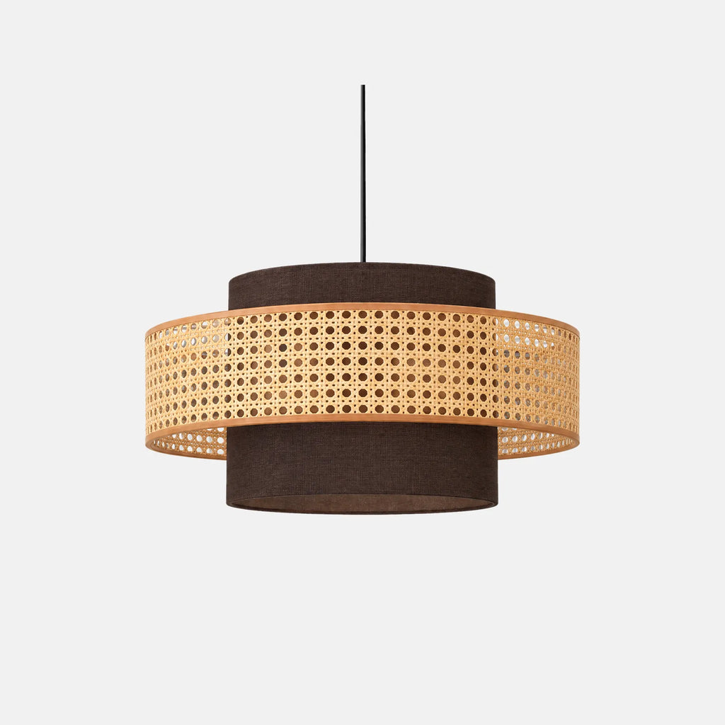 Suspension rotin vintage Tona marron, bande en cannage naturel entre deux tambours en tissu, sur fond uni