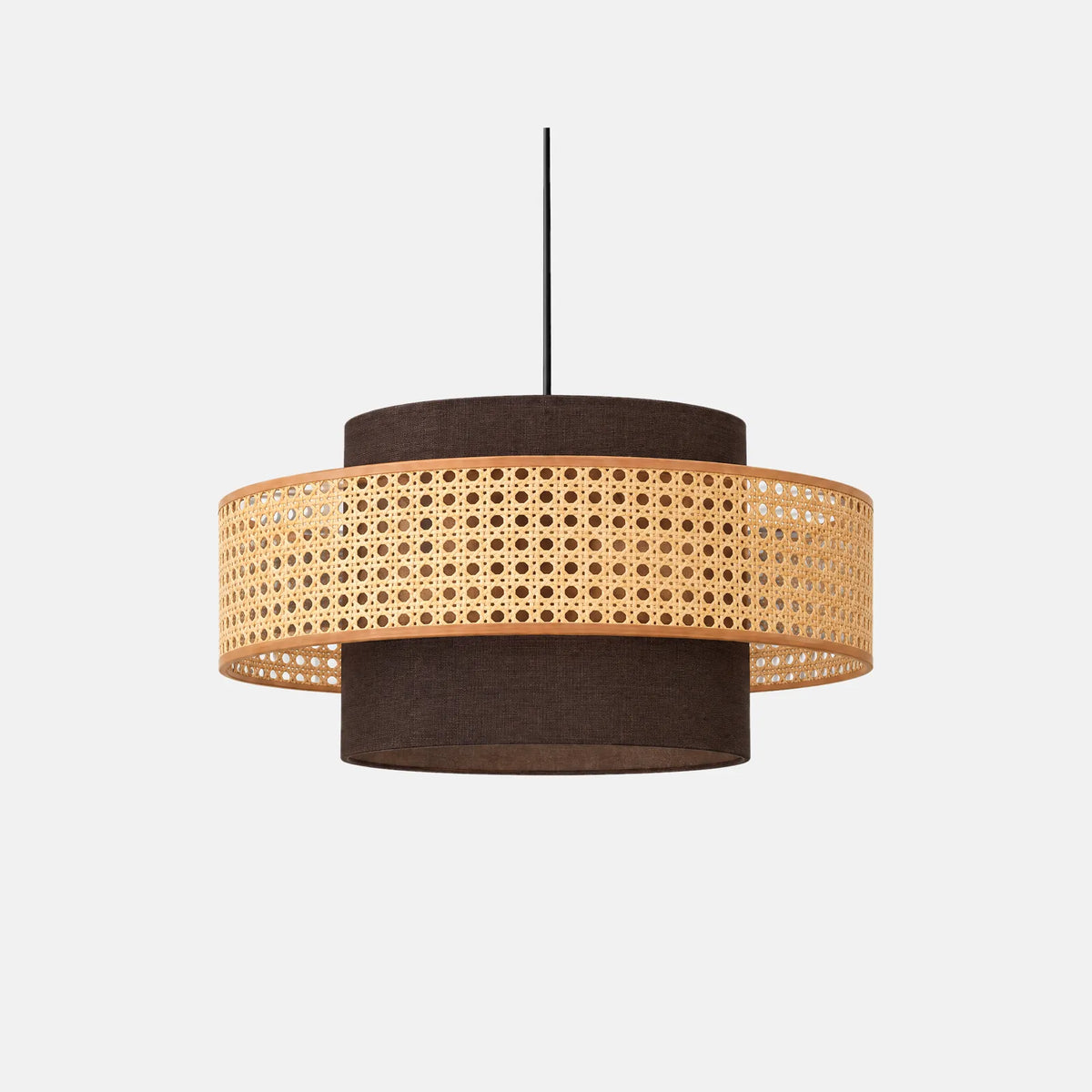 Suspension rotin vintage Tona marron, bande en cannage naturel entre deux tambours en tissu, sur fond uni