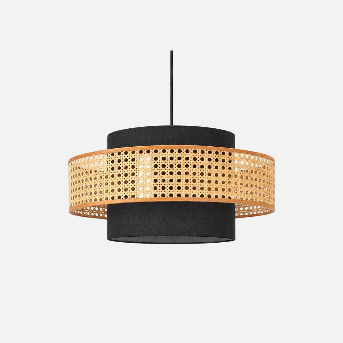 Suspension rotin vintage Tona noire, bande en cannage naturel entre deux tambours en tissu, sur fond uni