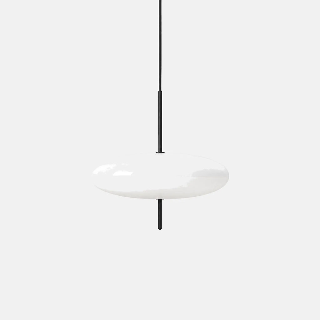Suspension soucoupe volante Zalis blanche, disque opalin de 50 cm, sur fond uni
