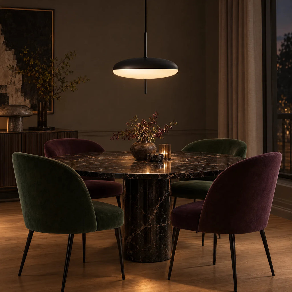 Suspension Zalis noir et blanc allumée au-dessus d'une table en marbre