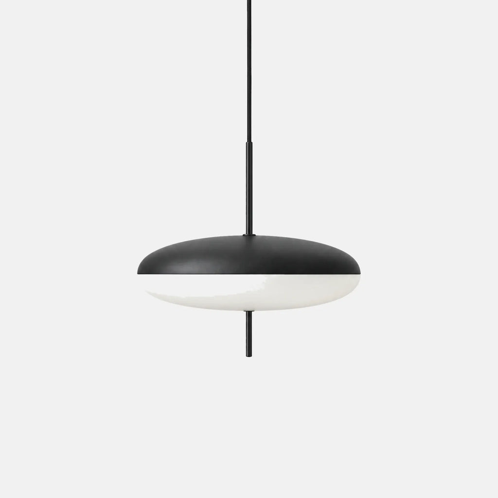 Suspension soucoupe volante Zalis noir et blanc, disque de 50 cm, sur fond uni