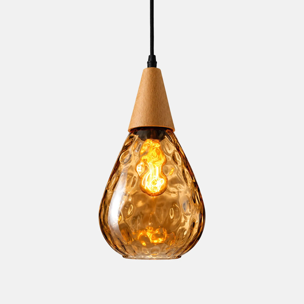 Suspension Nordika en verre martelé ambré et capuchon en bois, sur fond uni