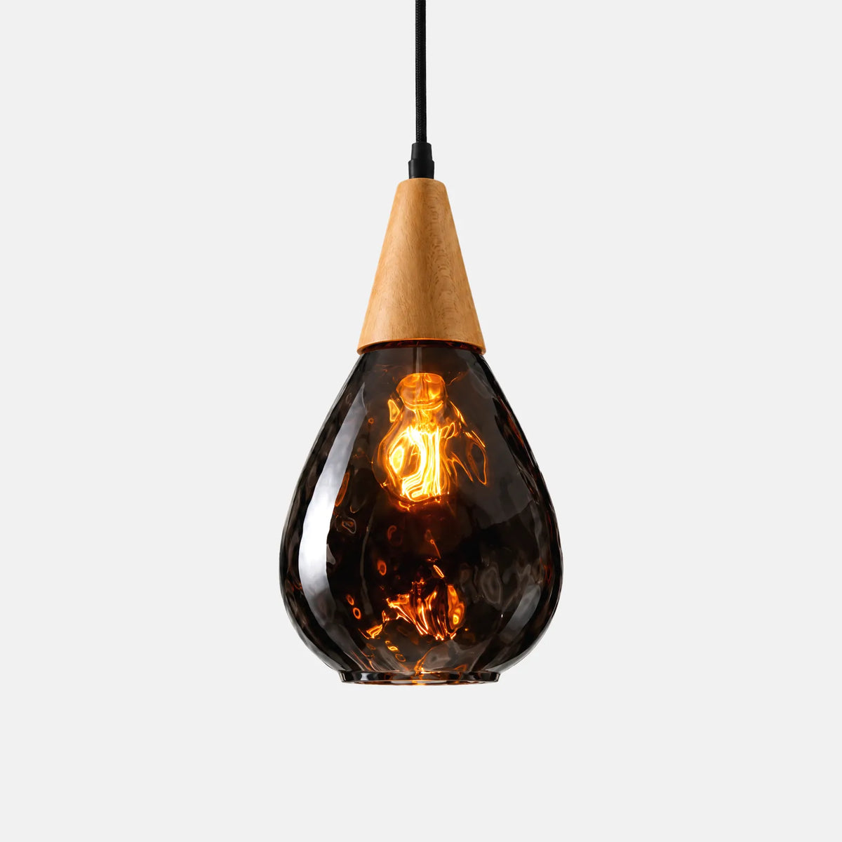Suspension Nordika en verre martelé fumé noir et capuchon en bois, sur fond uni