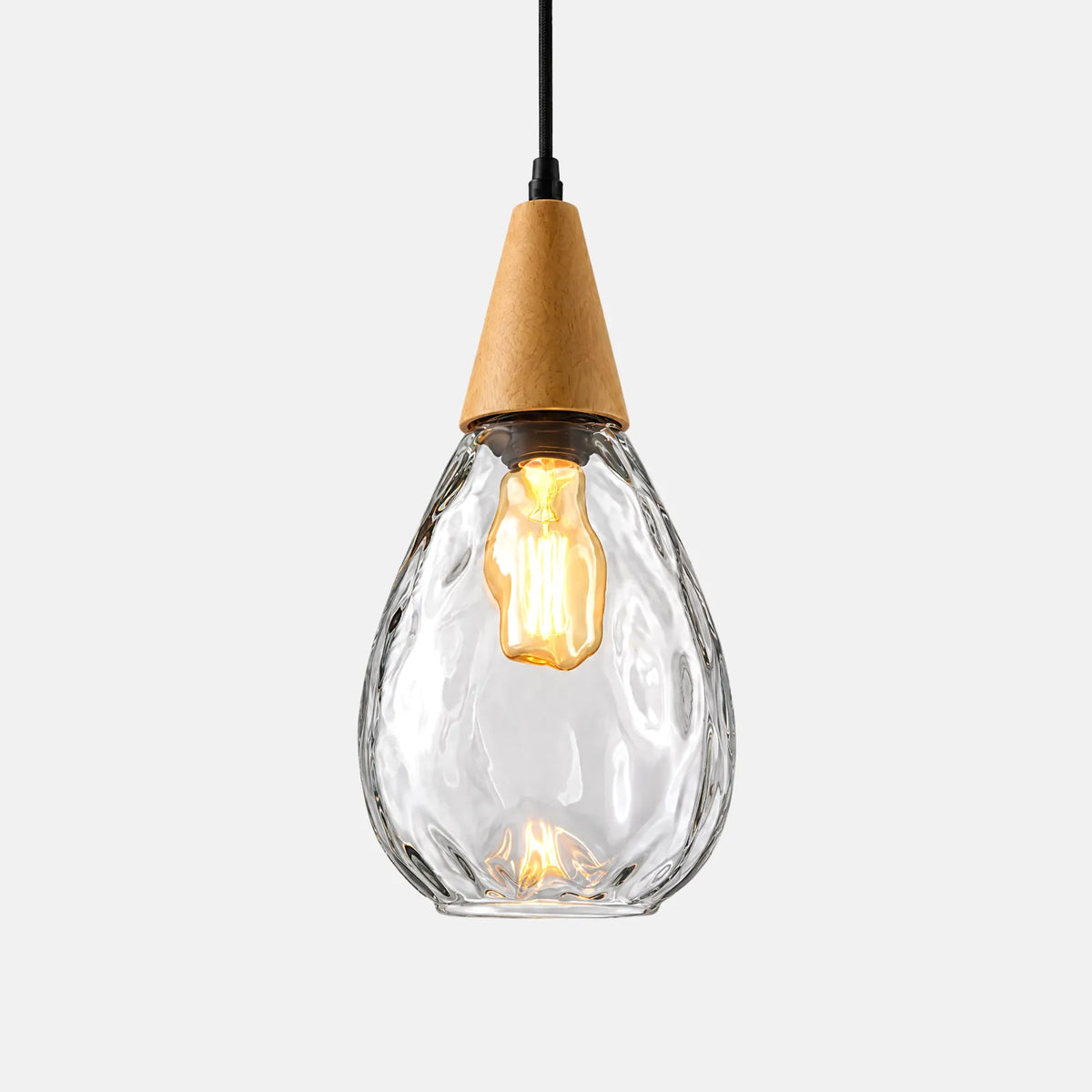 Suspension Nordika en verre martelé transparent et capuchon en bois, sur fond uni