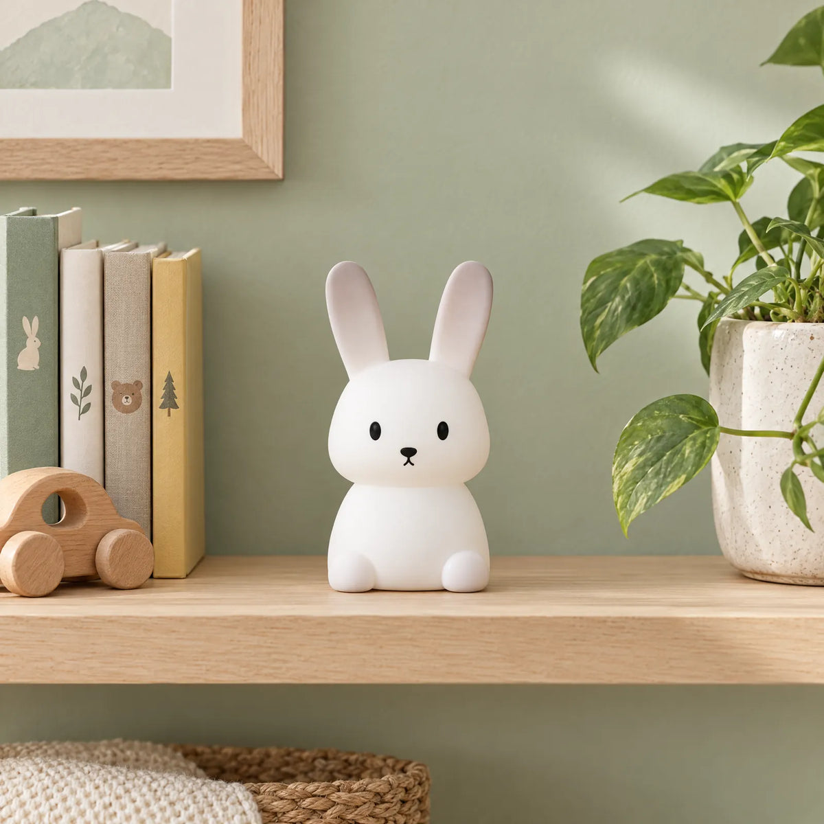 Veilleuse lapin Avio sur une étagère de chambre de bébé
